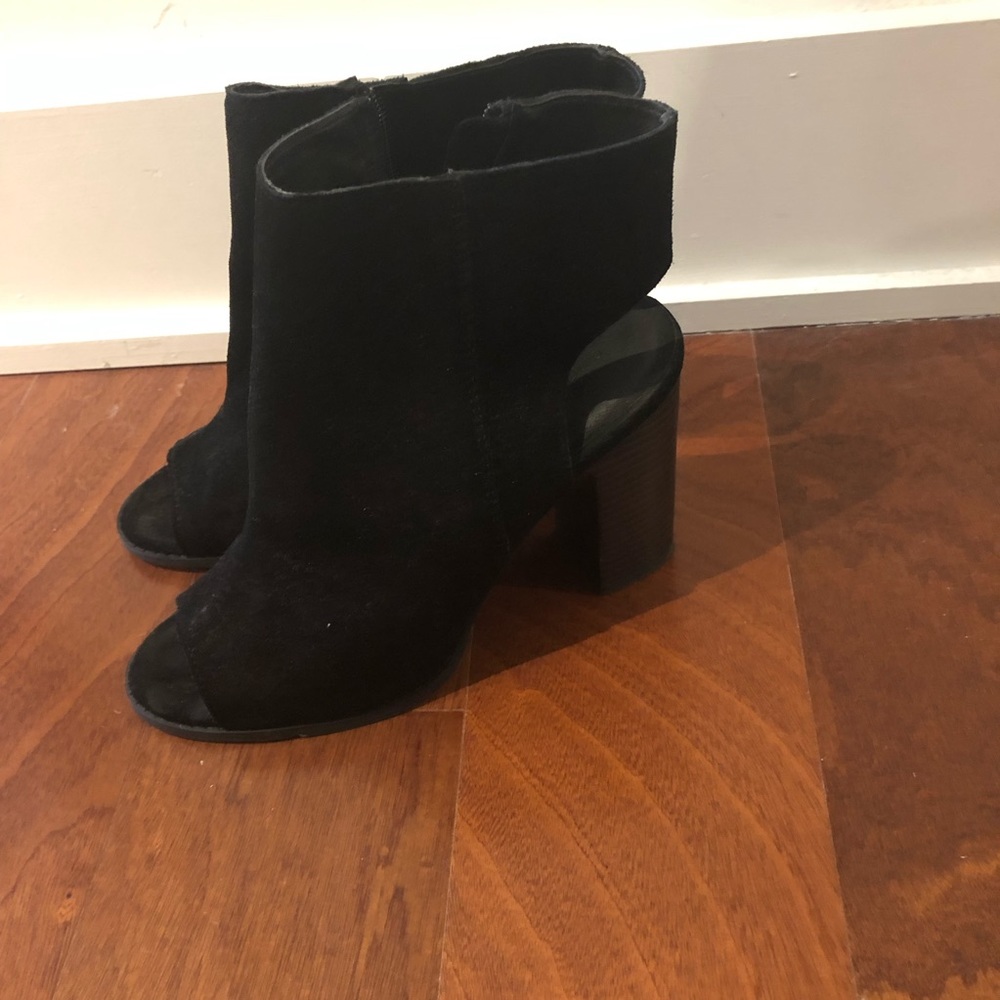 NWOT Urban Outfitters Suede Bootie w Cut Outs Sz 9